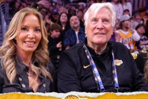 NBA名记曝光湖人巴斯家族内斗细节！珍妮・巴斯还是太强了|乔伊|杰西|兄弟姐妹|洛杉矶湖人队|杰西-巴斯_新浪体育_新浪新闻